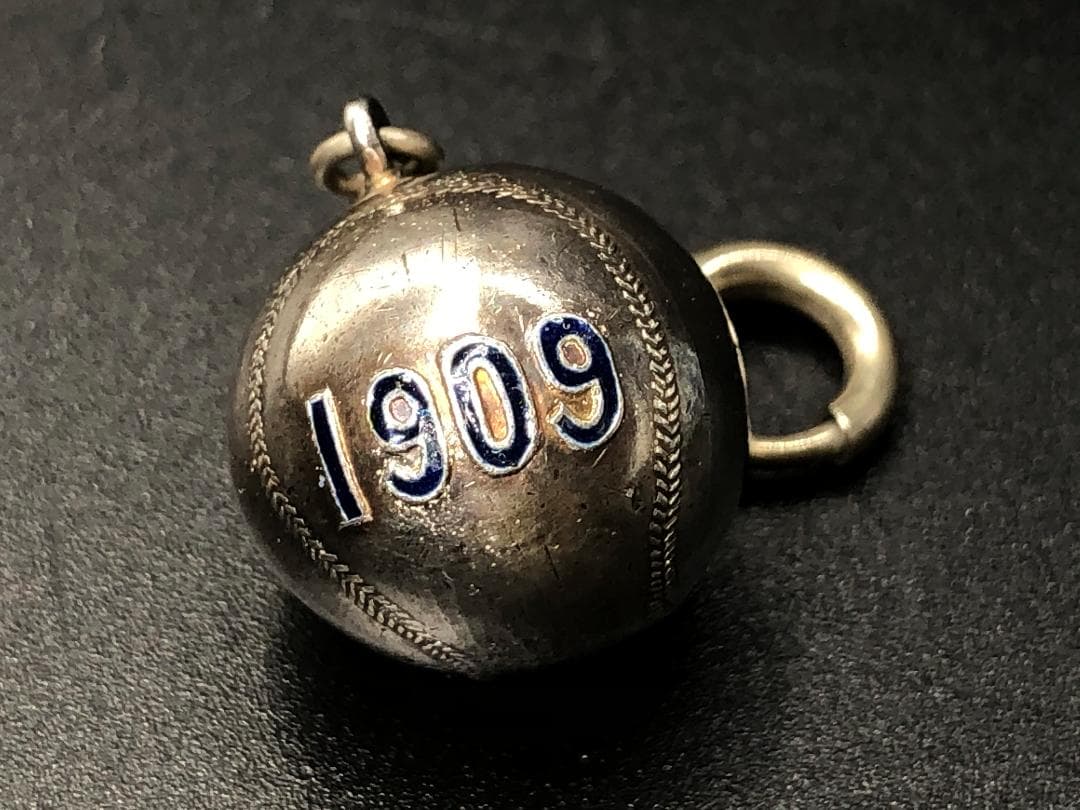 【 116年前のMLBキーホルダー 】 1909年　銀鍍金ボール型