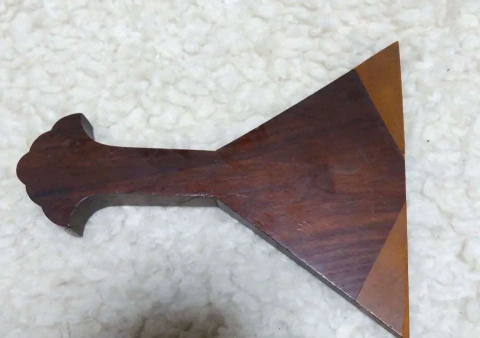 琵琶のバチ　16cm×19.5cm