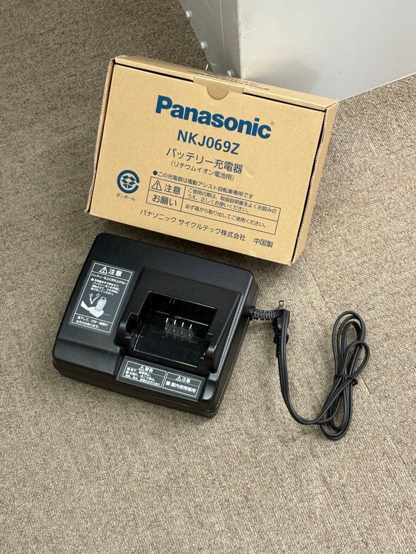 極美品 Panasonic パナソニック 電動自転車用 充電器 NKJ069Z1