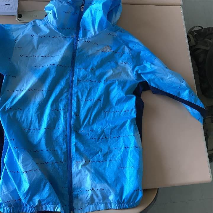 アディダス ウインドブレーカー上