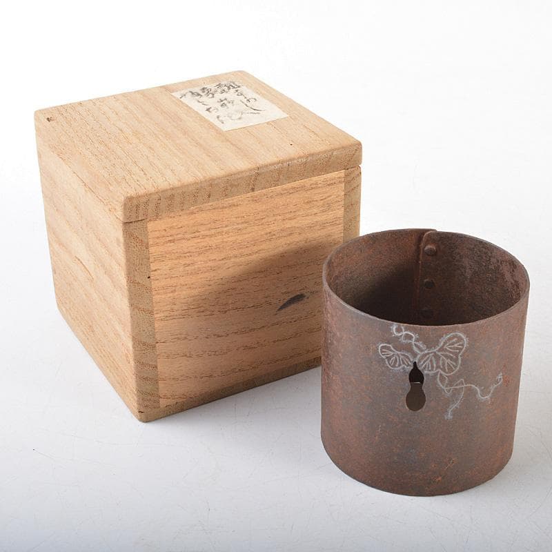 茶道具　古鉄鎚出　銀象嵌　瓢箪の葉文　蓋置　時代箱　V　R6097