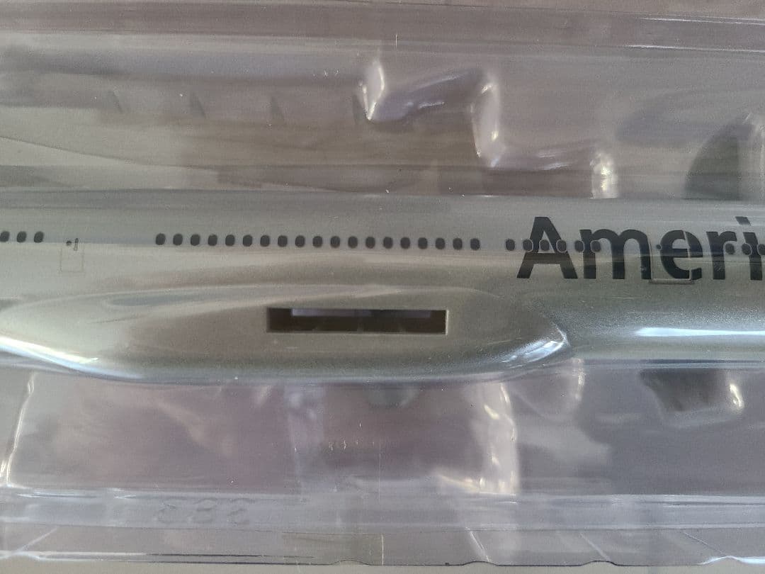 エアバス A330-300 アメリカン航空 (ギア/スタンド付属) 1/200