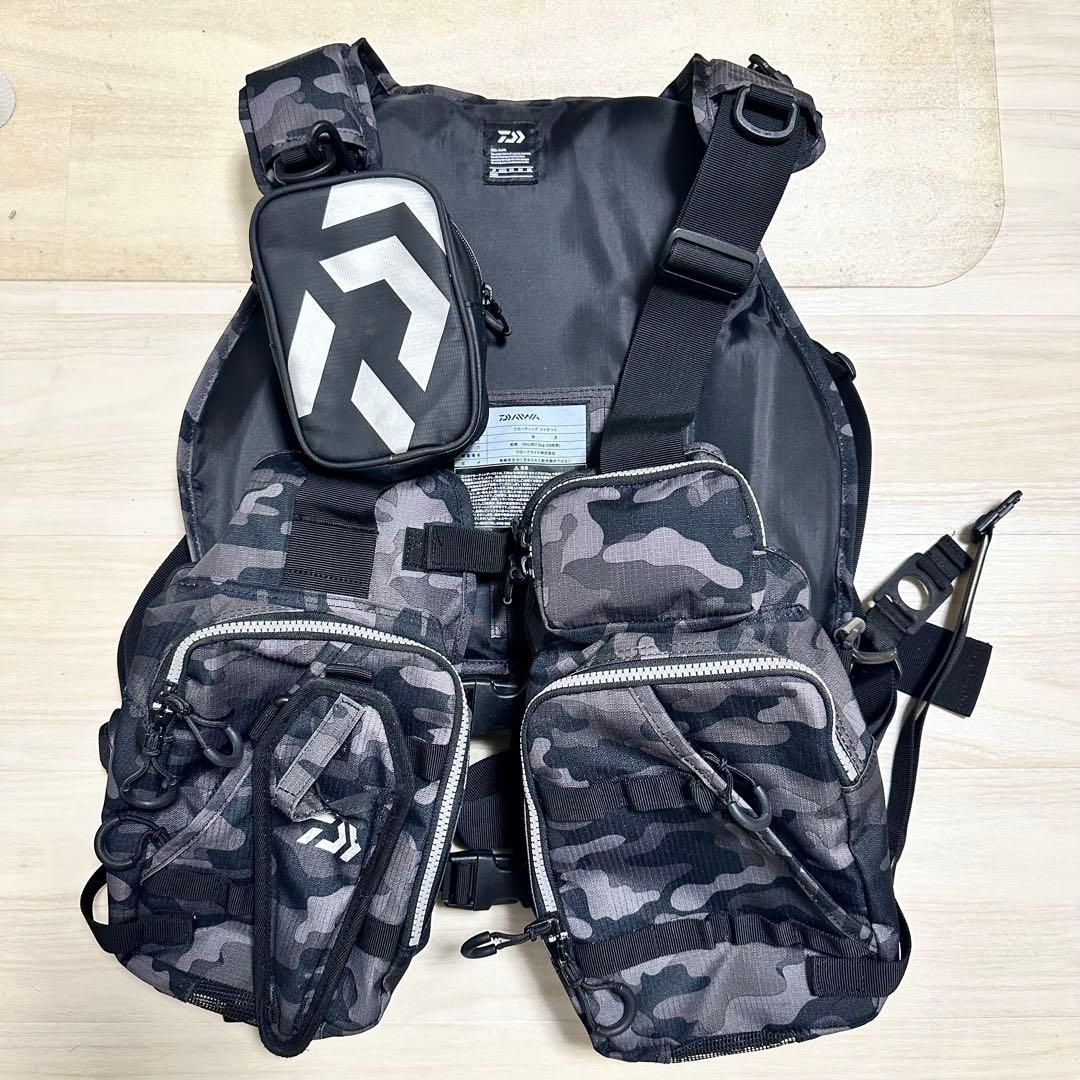 美品　ダイワ　DAIWA フローティングベスト　ブラックカモ　DF-6206