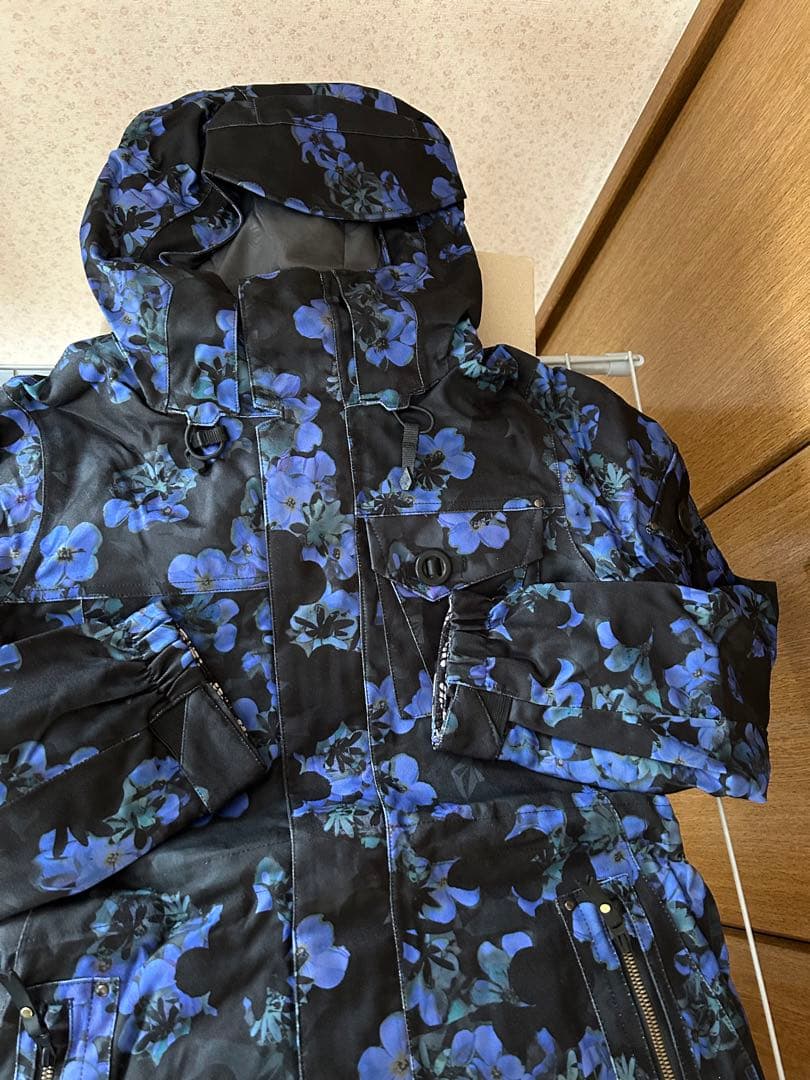 新品❤️レディース上下　ボルコムデニム花柄スノボJKT、バートン　ロキシー　可愛い