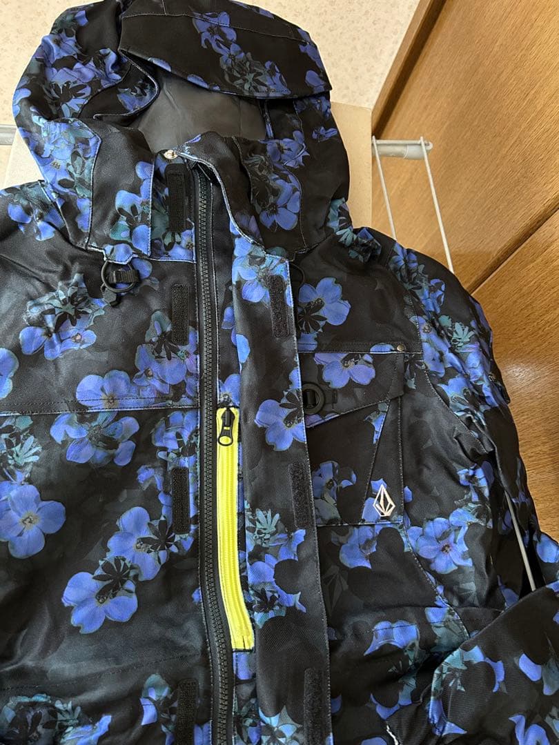 新品❤️レディース上下　ボルコムデニム花柄スノボJKT、バートン　ロキシー　可愛い