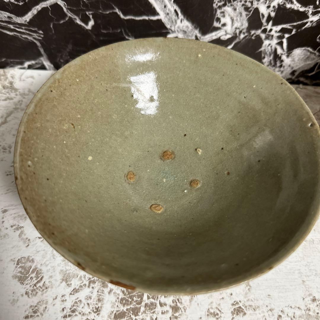 高麗青瓷、平茶碗、高麗末期、李朝初期。帛紗、箱。無傷。