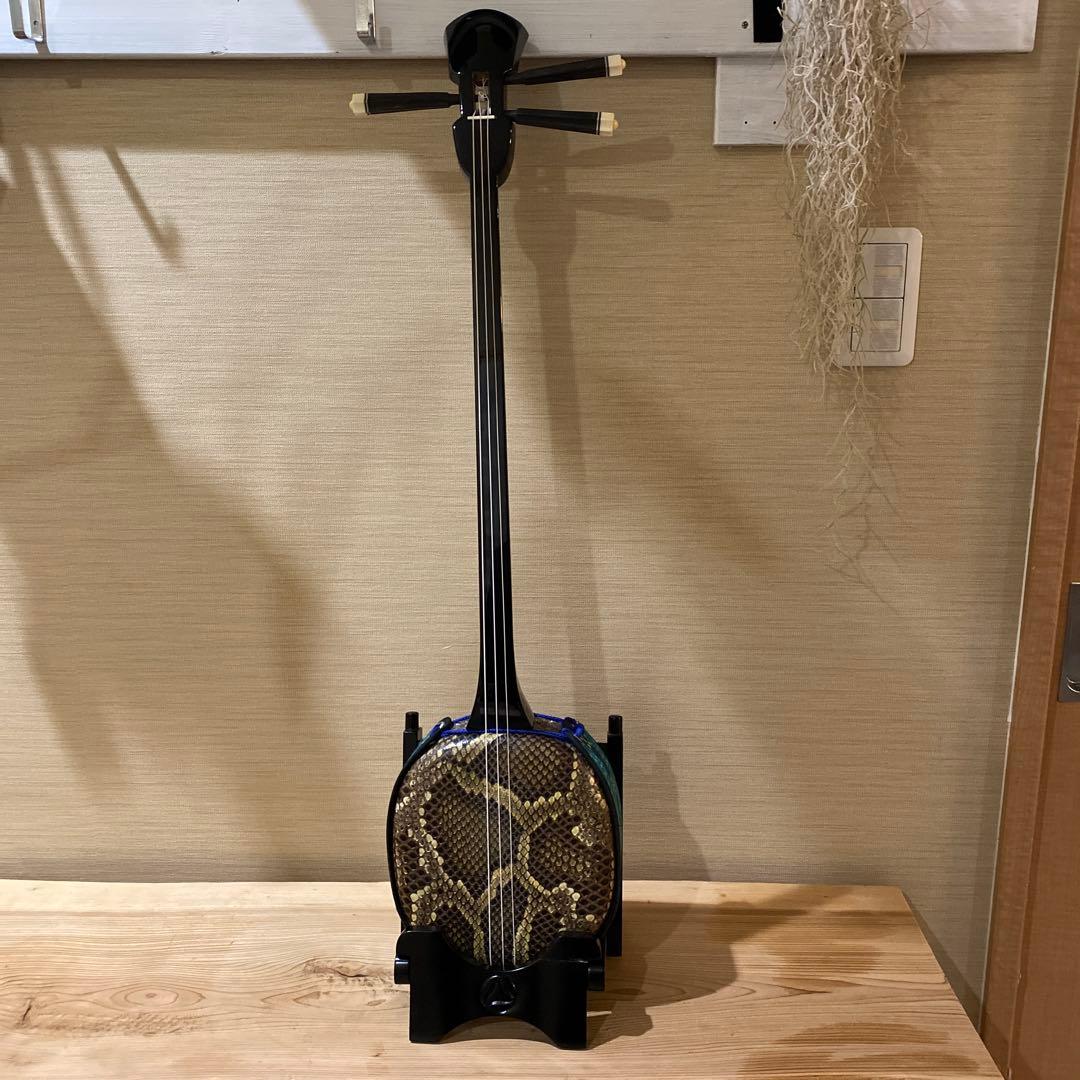 三線　本革　スタンド付き