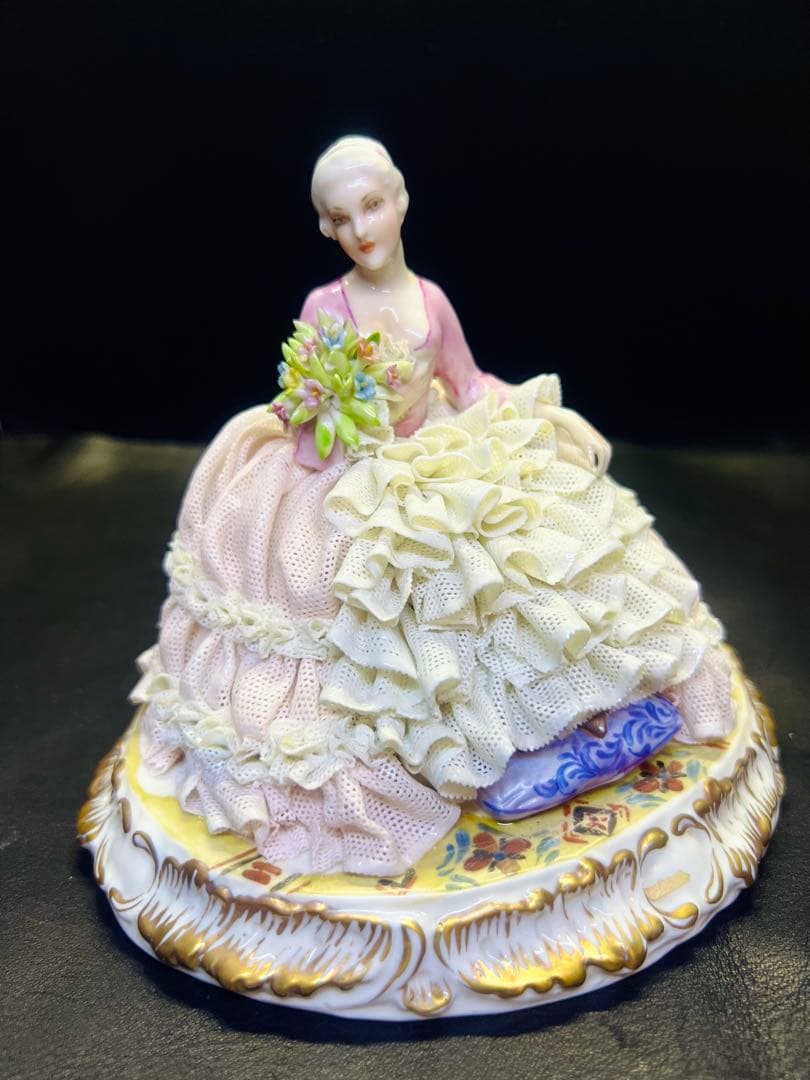 陶器製女性フィギュリン ピンクと白