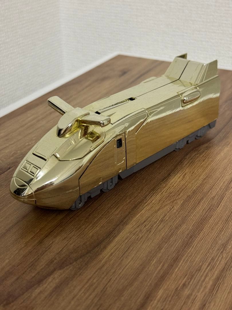 ヒカリアン ポリスウィン 金ピカ