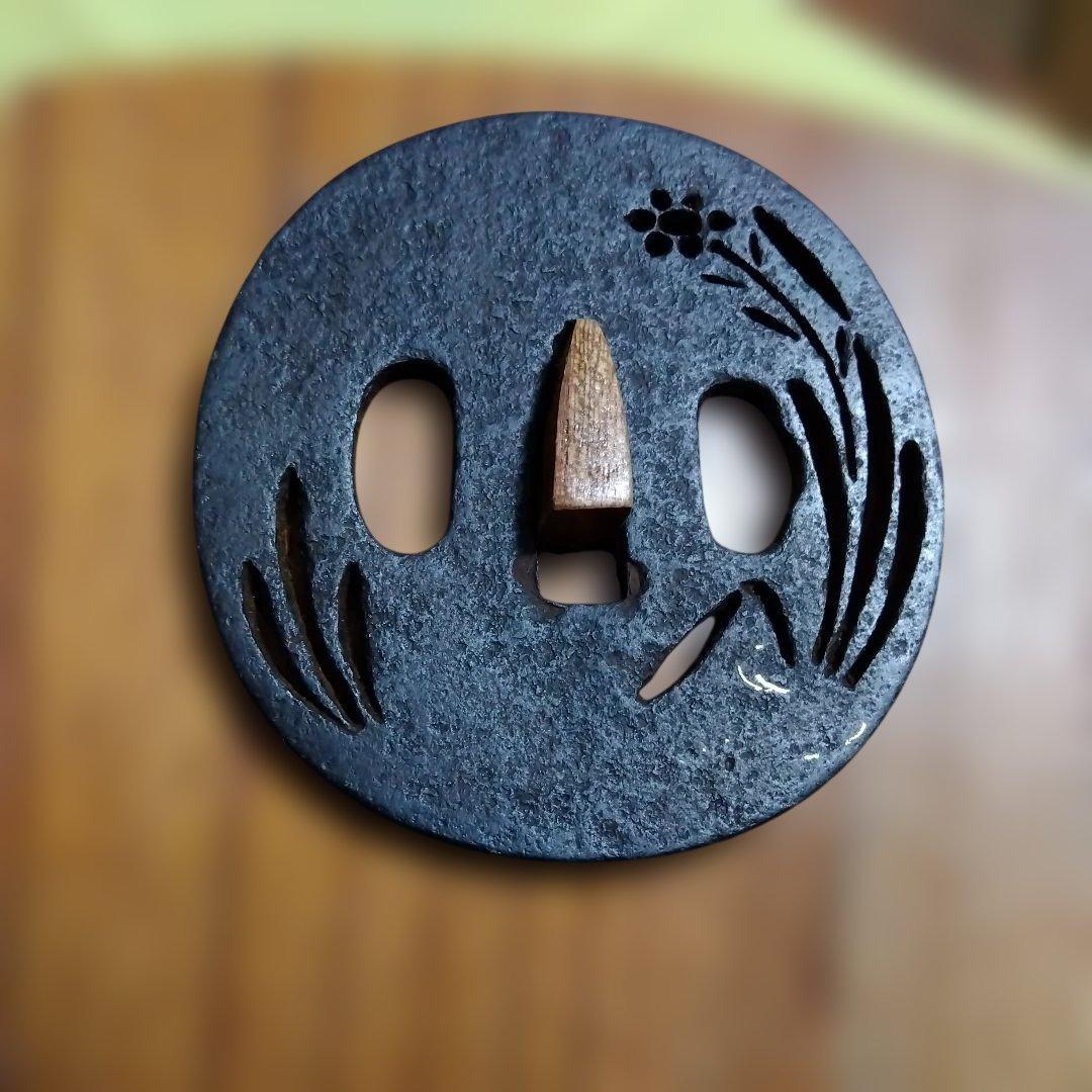 [再値下げ]　鍔:鉄地　花卉紋すかし　楕円形　無銘