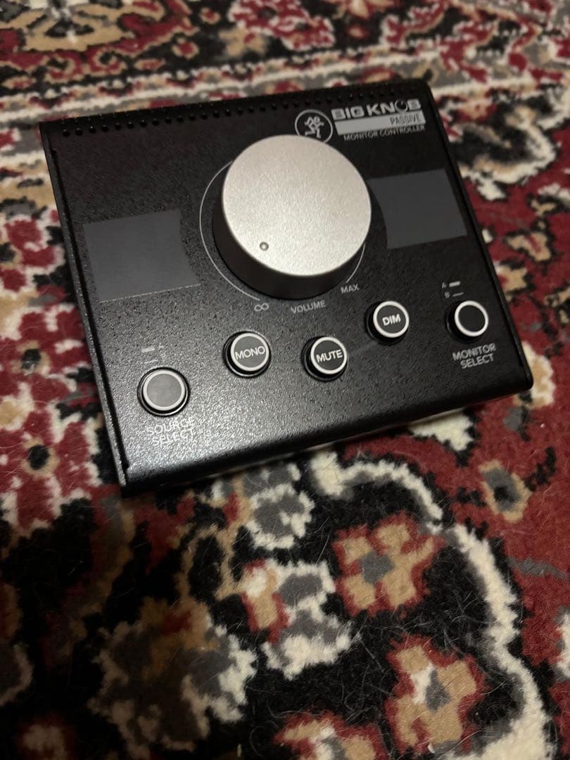 パッシブ・スタジオモニターコントローラー デスクトップのコントロール