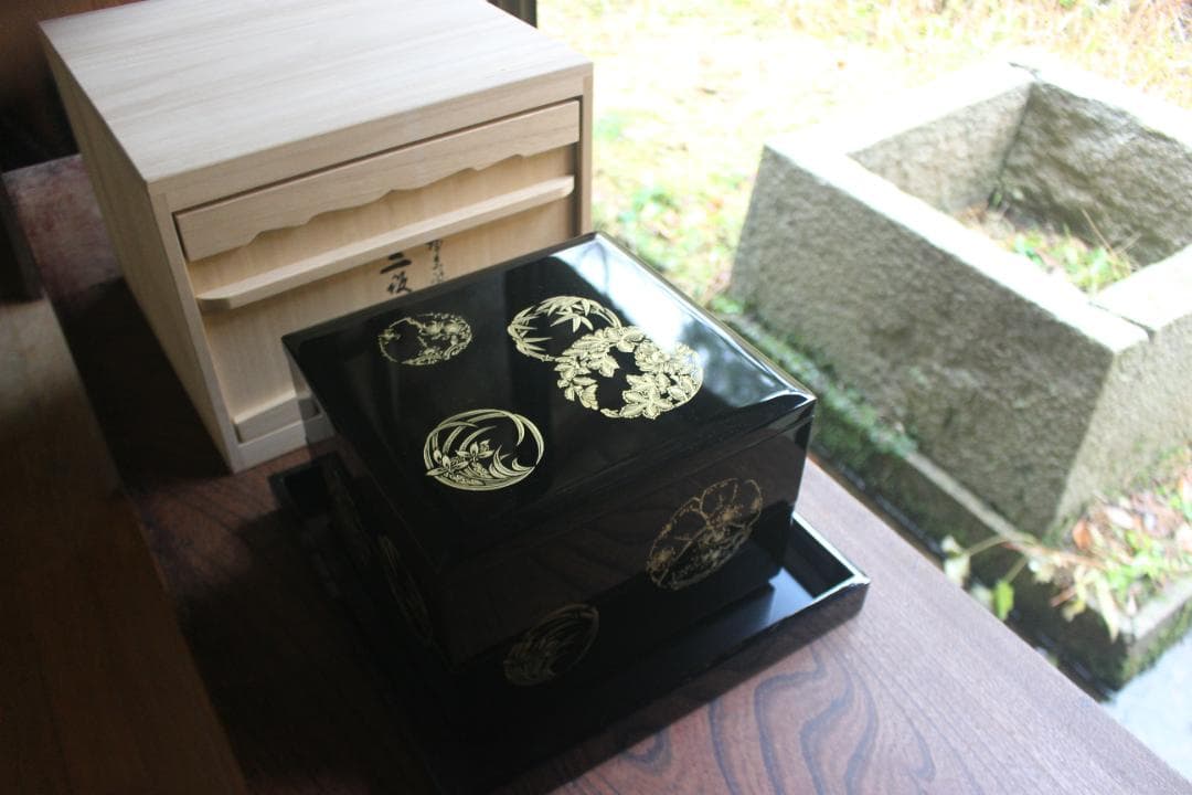 新品並！端正な内朱黒漆に極上四君子丸沈金の映える台付二段重（検輪島塗蒔重箱お重