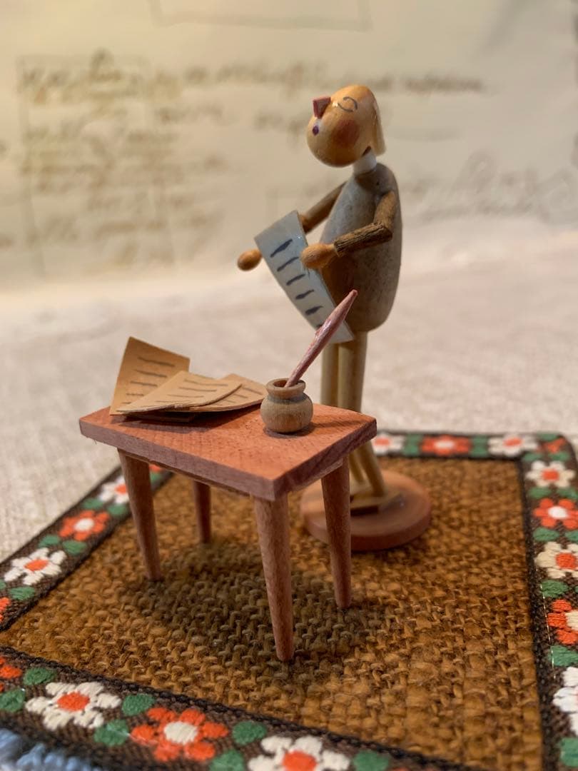 ドイツ製　木製人形　エルツ地方の珍しいユニークな文学者のお人形なんか可愛いです！
