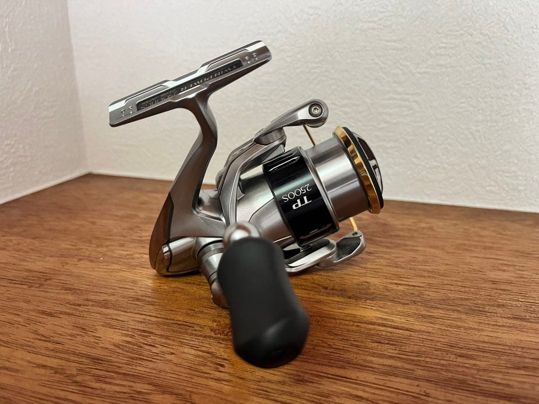 【超美品】シマノ 15 ツインパワー 2500HGS