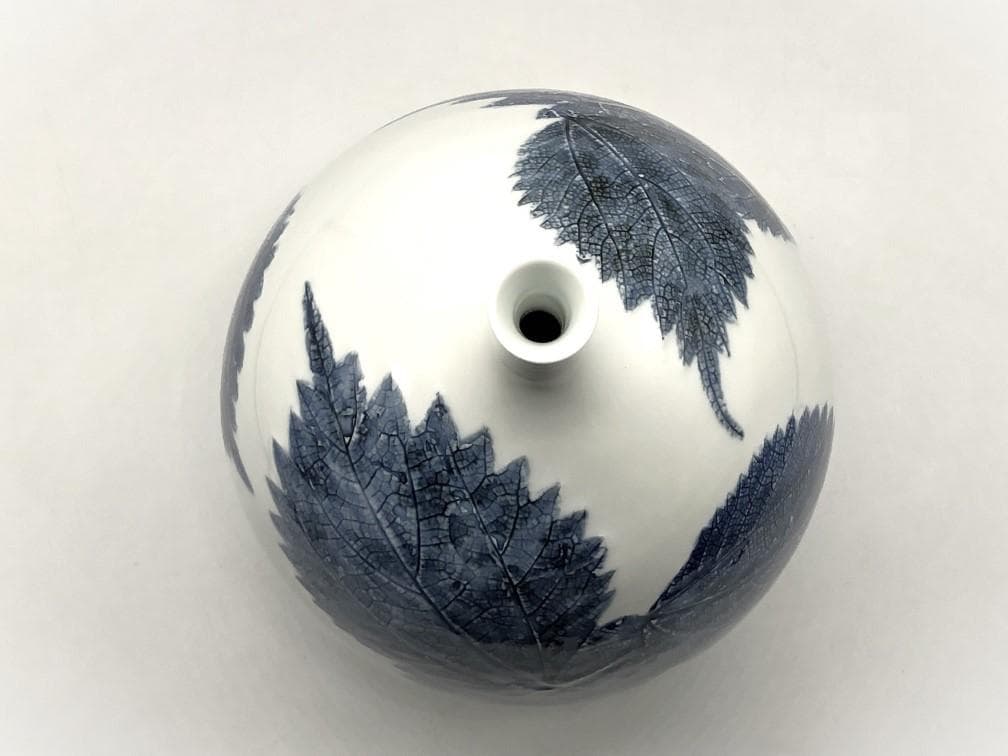 【 藤井朱明 作 白磁花瓶 】　29ｃｍ　浮彫　木の葉技法　有田焼