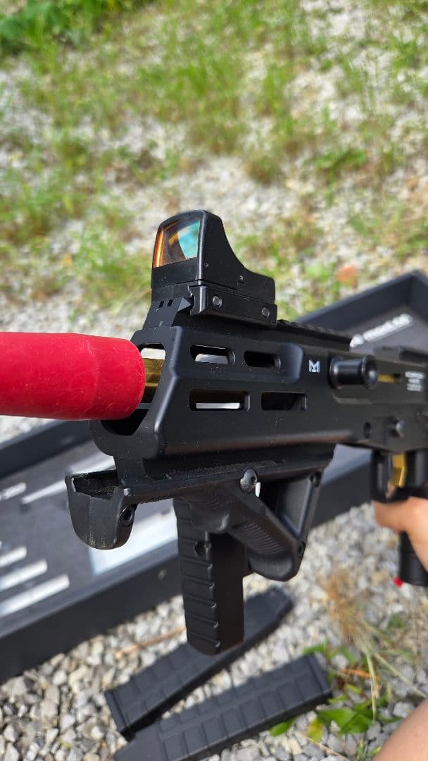 スコーピオン mod.M 電動ガン マガジン2つ ドットサイト、グリップ付き