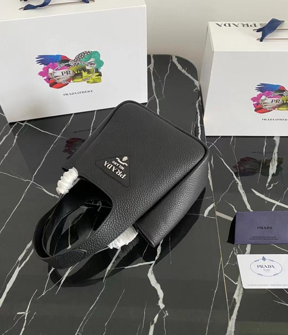 PRADA 黑い革のハンドバッグです