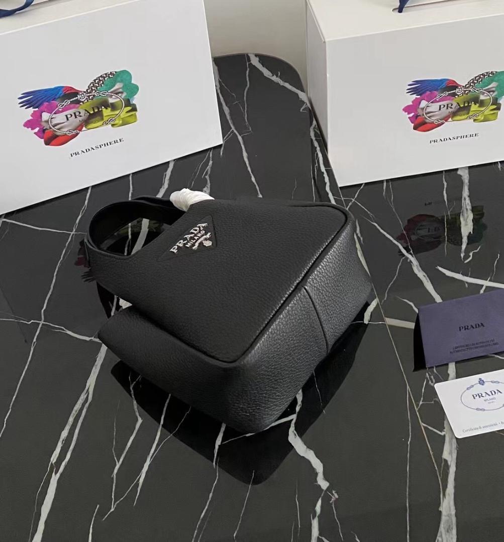 PRADA 黑い革のハンドバッグです