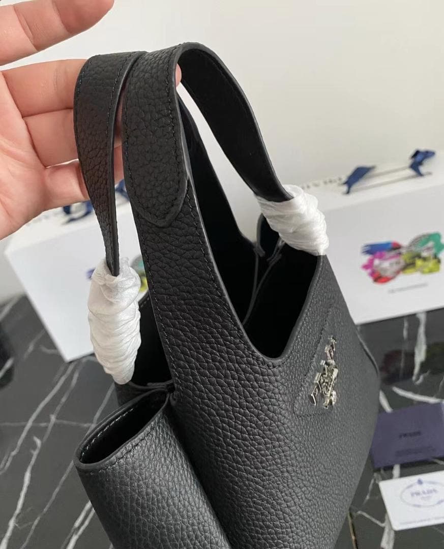 PRADA 黑い革のハンドバッグです