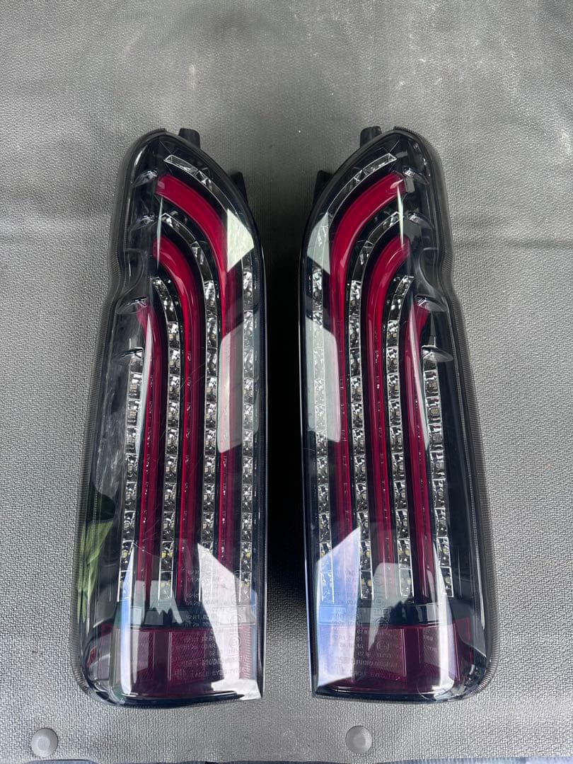 トヨタ　200 ハイエース　一型かニ型　社外テールランプになります