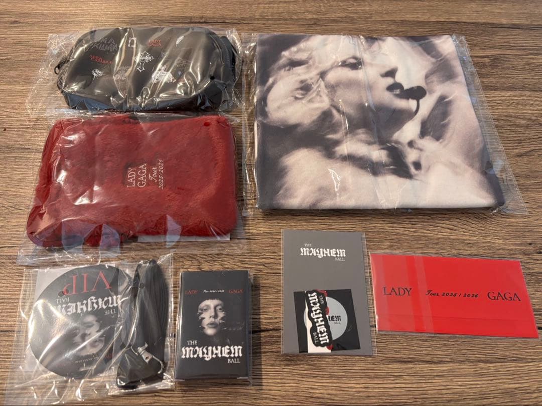 ミュージシャン Lady Gaga The Mayhem Ball VIP Gold Merch