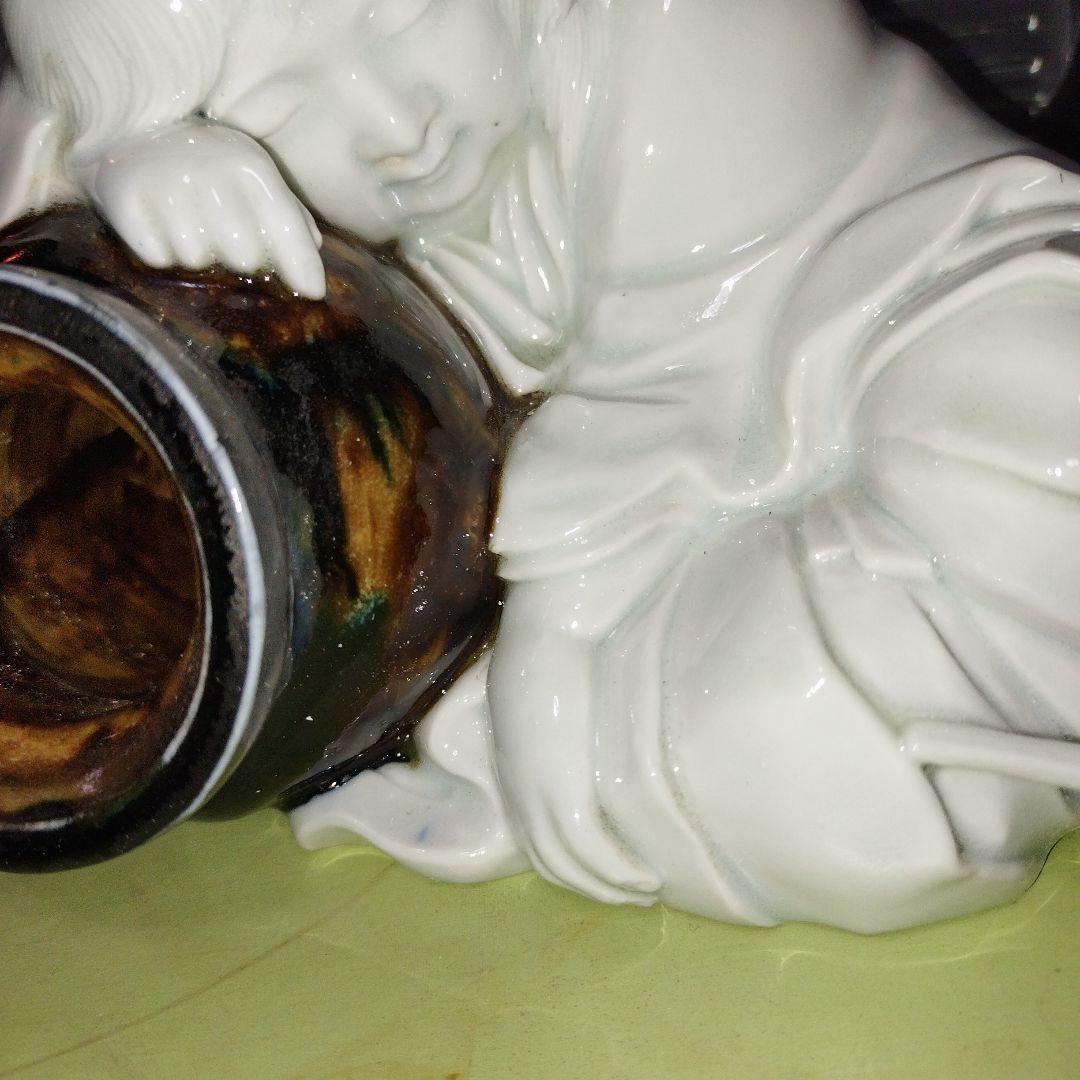 陶器製 寝ている子供の像 壺付き