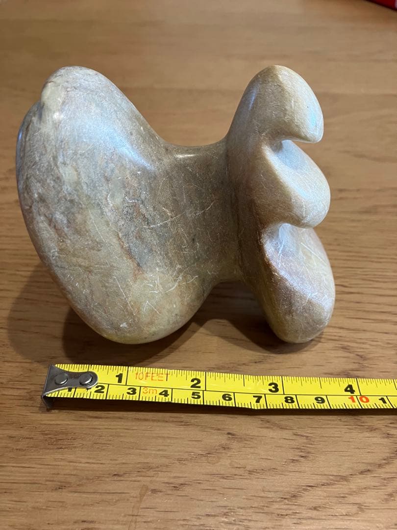 抽象的石彫刻 有機形状 螺旋模様