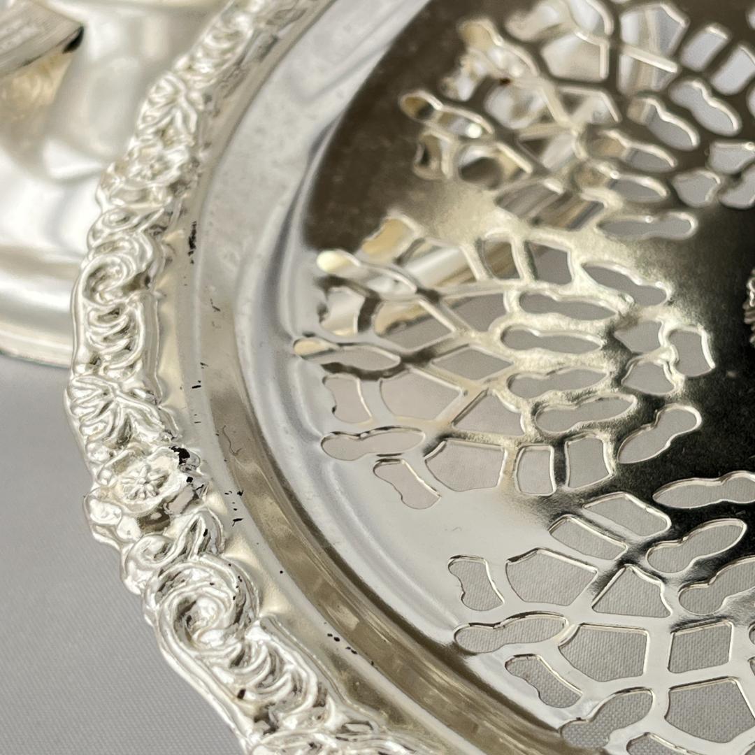 【英国 】エンボスと透かしのケーキスタンド Queen Anne