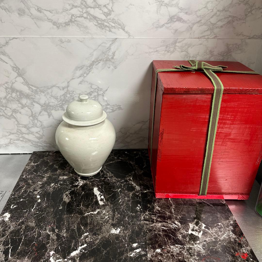 古伊万里、白磁、壺、　共葢、箱付き。