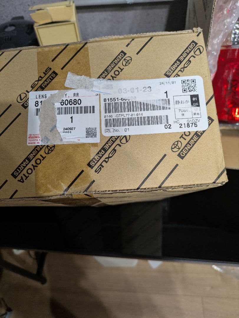 ランドクルーザー100 中期純正テールレンズ　　一式　新品未使用品