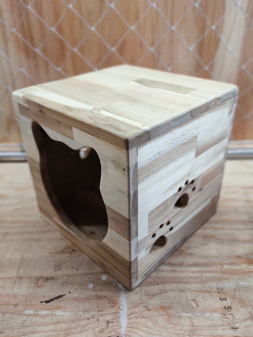 猫ちゃんの秘密基地　アカシア材　No,2　　　猫ハウス