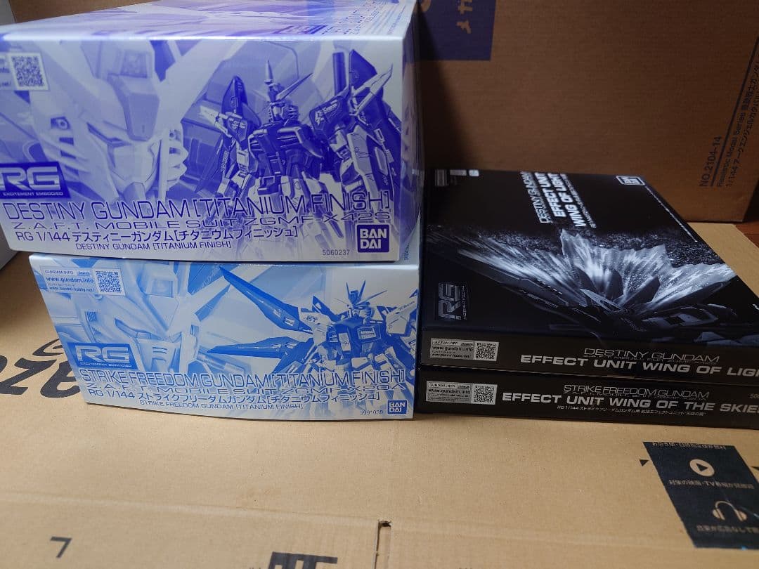 RG ストライクフリーダム、デスティニーガンダム　チタニウムフィニッシュ、他