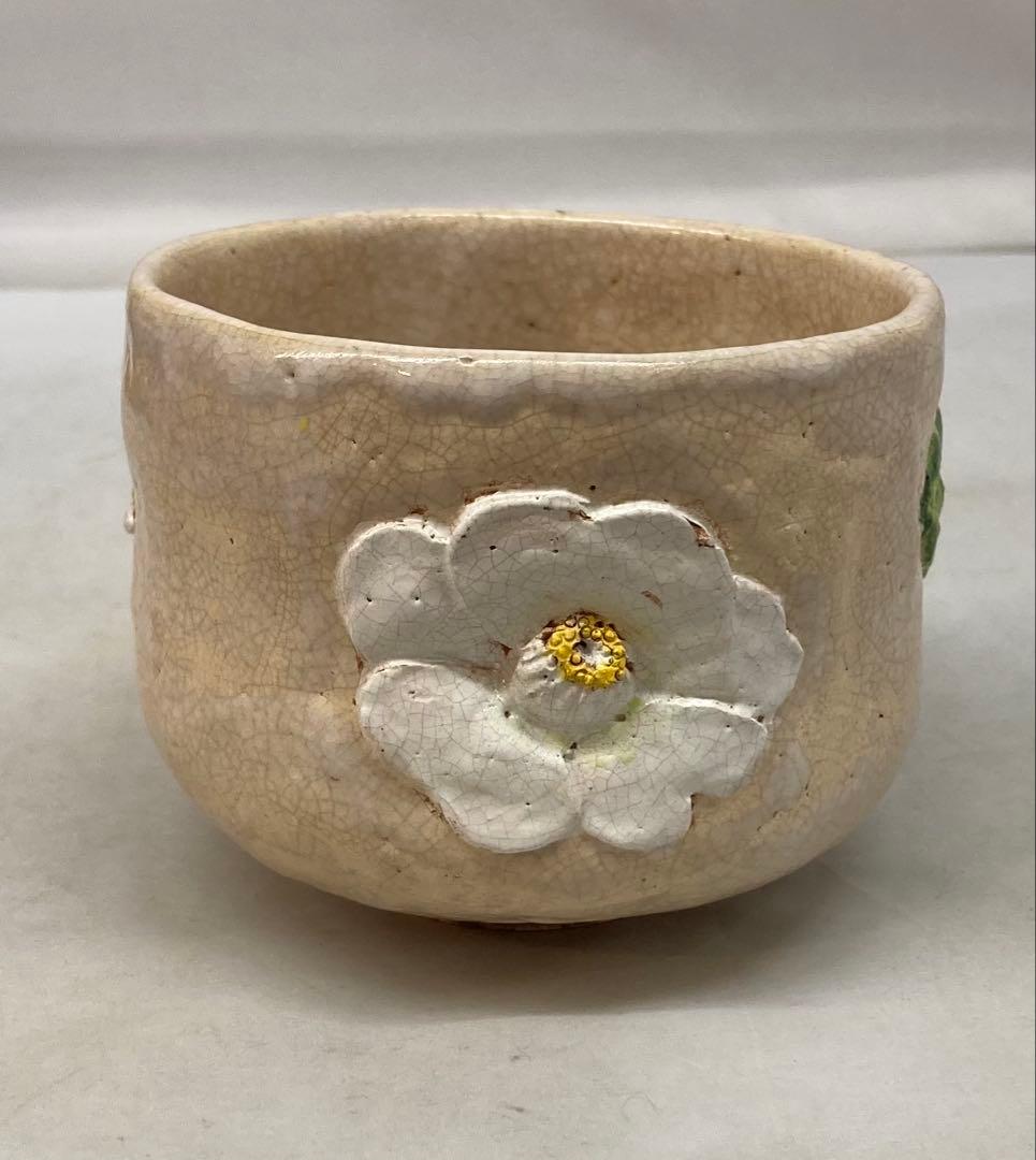 B348s 「水月焼　椿図抹茶茶碗」竹本輝夫作　天神蟹山水彫 伊予松山 茶道具