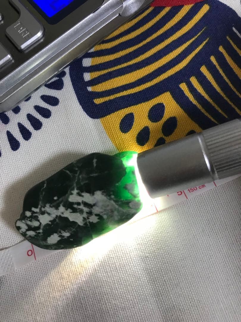 糸魚川翡翠　原石　ヒスイ