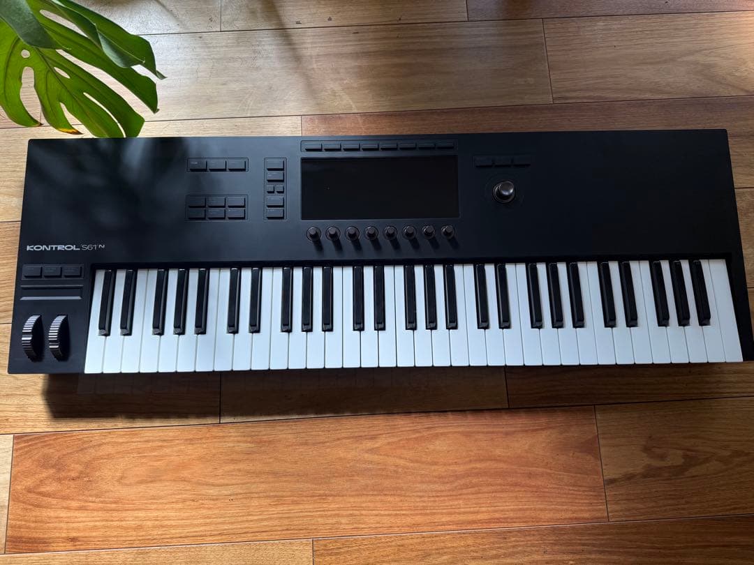 新品同様品　KONTROL S61 MIDIキーボード