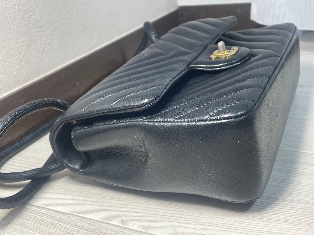 CHANELノベルティ シェブロン Vステッチ Wフラップ ショルダー