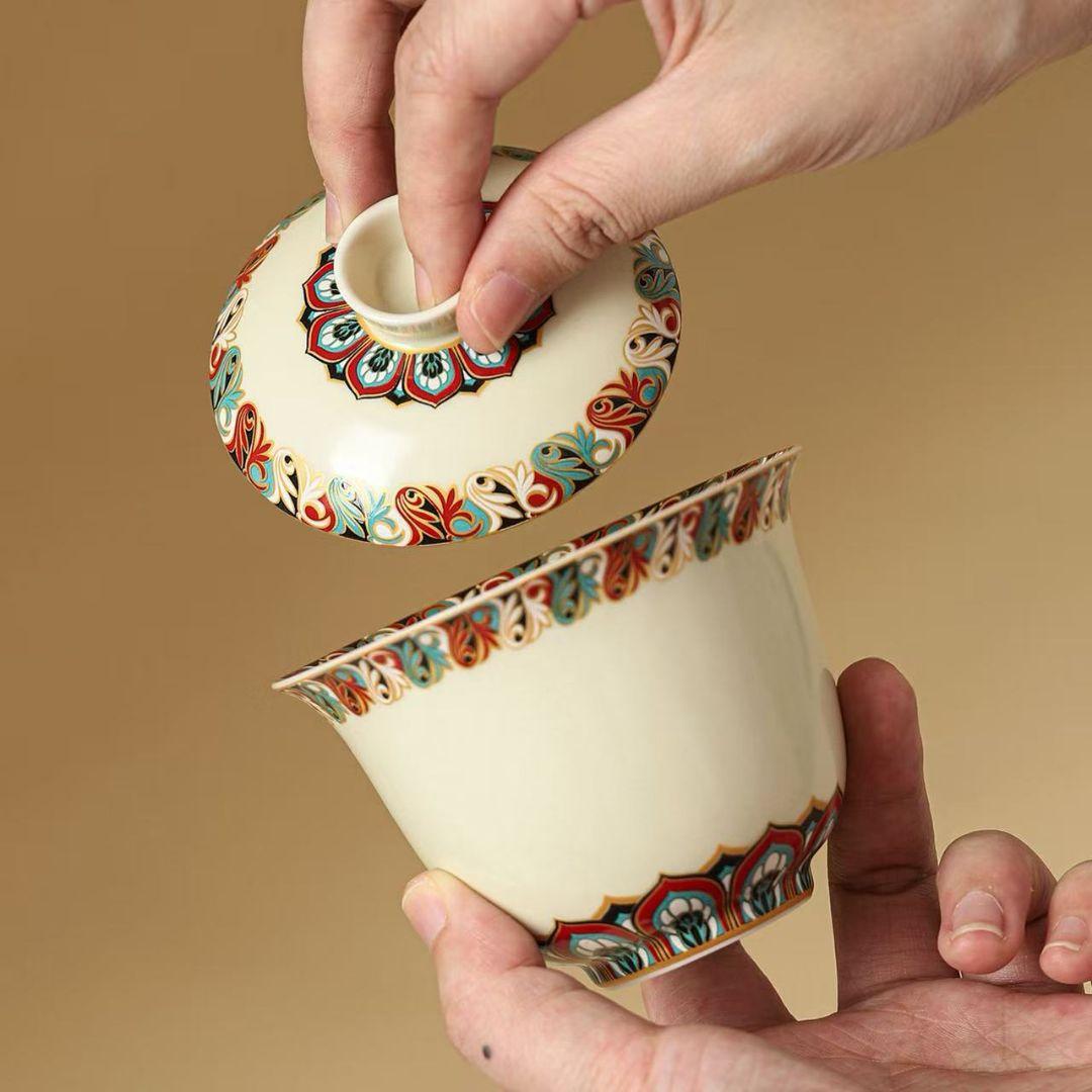 蓋付き陶器カップ 伝統的な模様