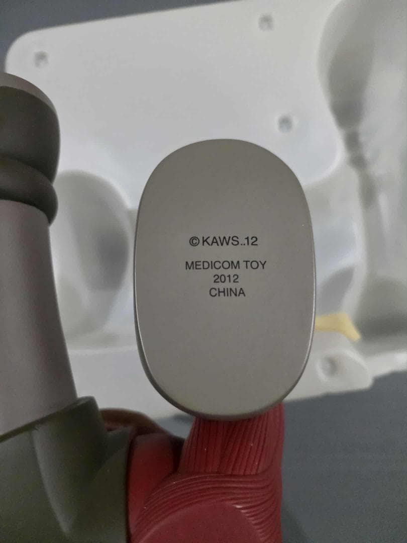 KAWS Resting Place レッド