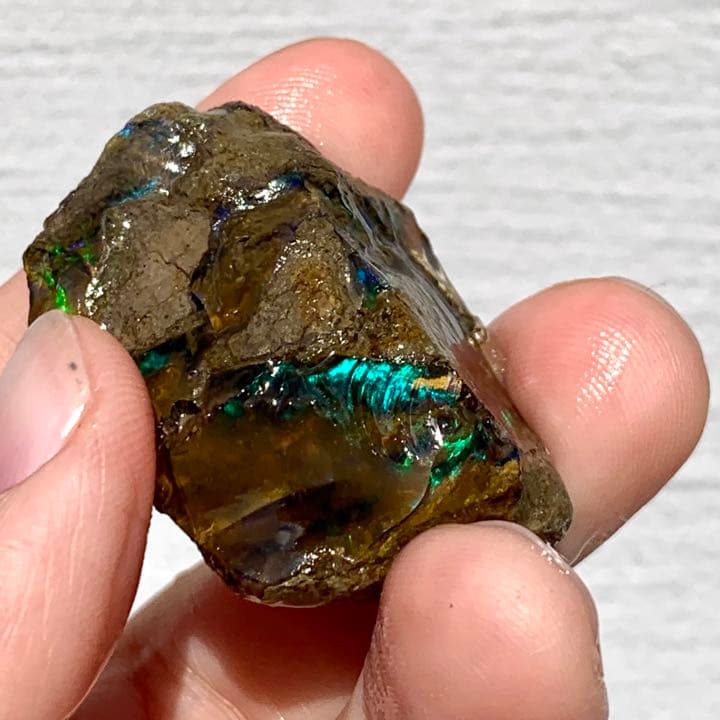 母岩の隙間に光り輝くオパール原石100ct/鉱物標本