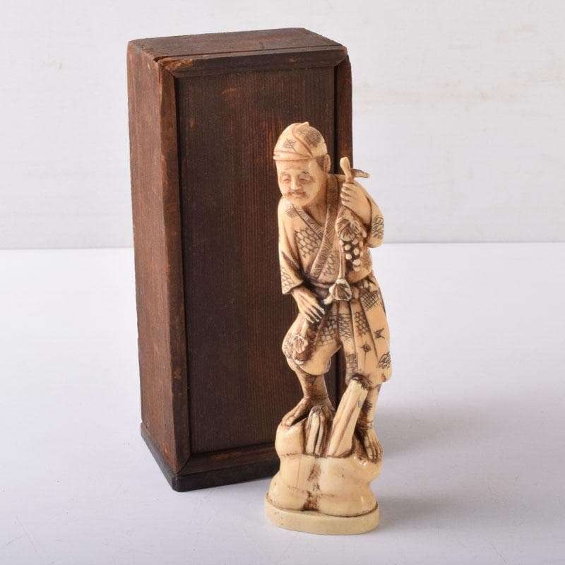 獣骨彫刻　セイウチ牙　翁像　人物像　在銘　置物　時代箱　M　7448