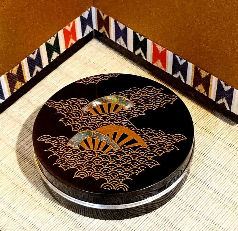 茶道具　香合　片輪波　青貝　蒔絵　宗賀造　共箱