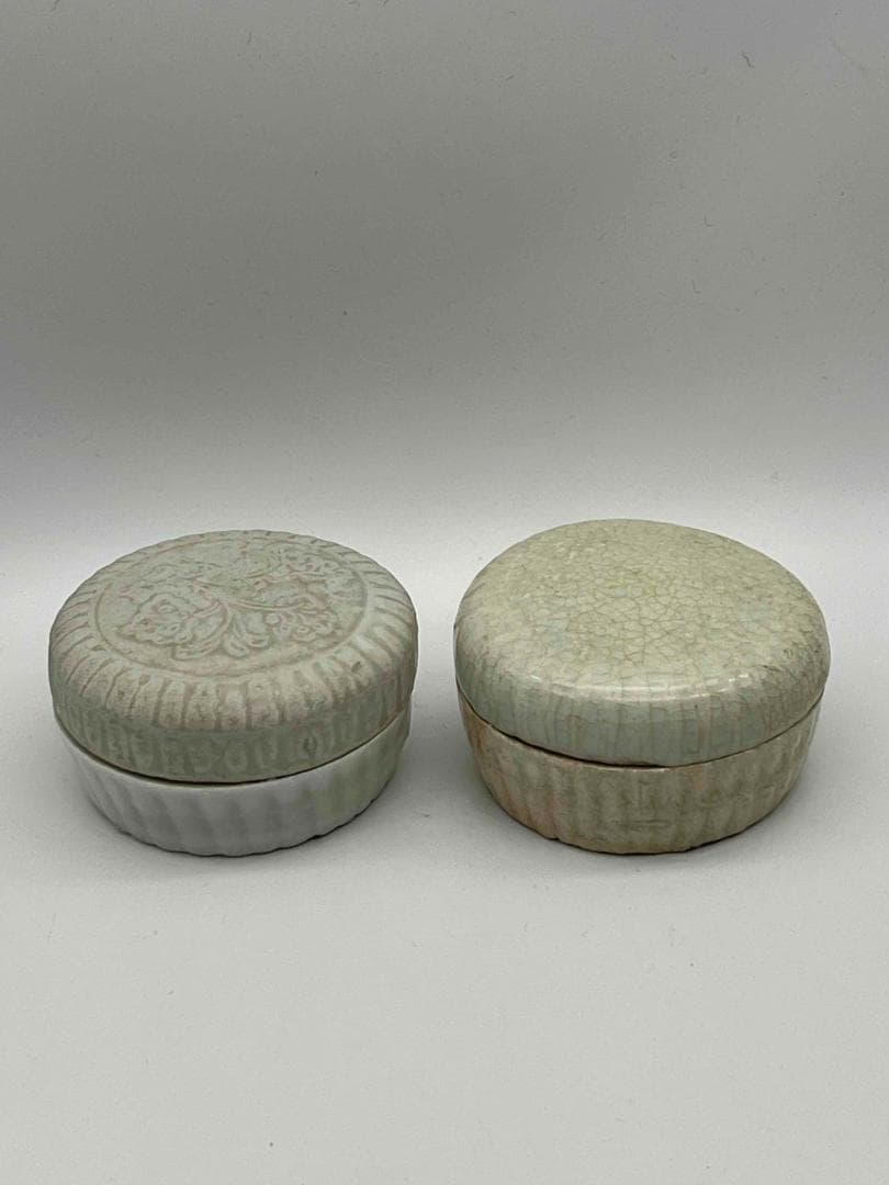 北宋時代　青白磁貼花牡丹花卉文合子 一対　二個　香盒　香合　茶道具(A-82)