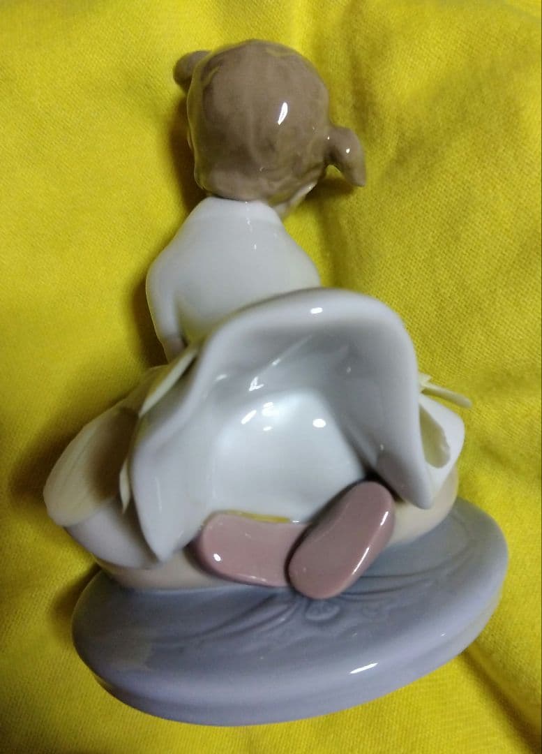 リヤドロのポーセリン（磁器）製フィギュリンOopsy Daisy