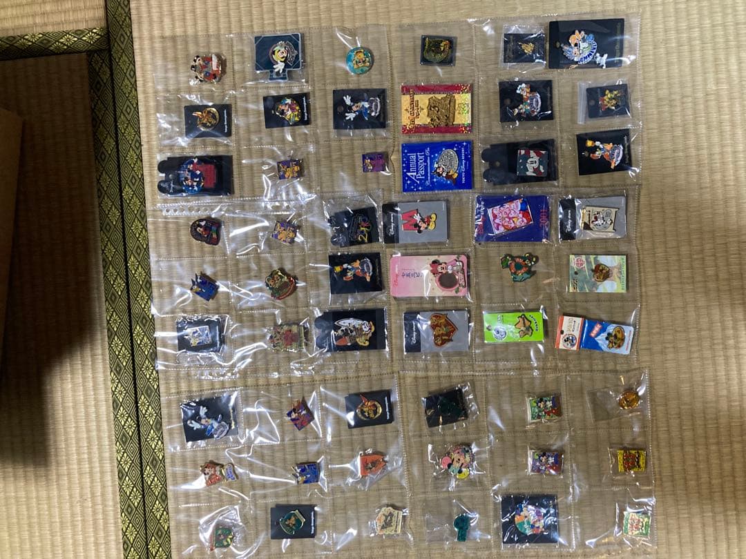 ディズニーグッズ　ピンバッジやキーホルダー大量まとめ売り