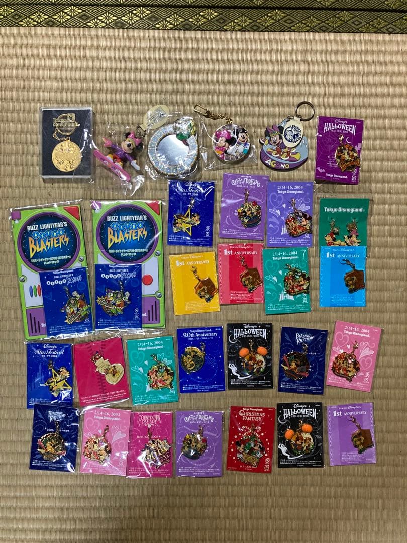 ディズニーグッズ　ピンバッジやキーホルダー大量まとめ売り