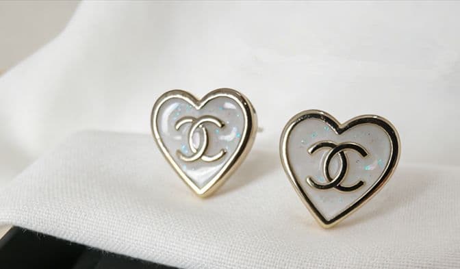 CHANEL ハート型ピアス