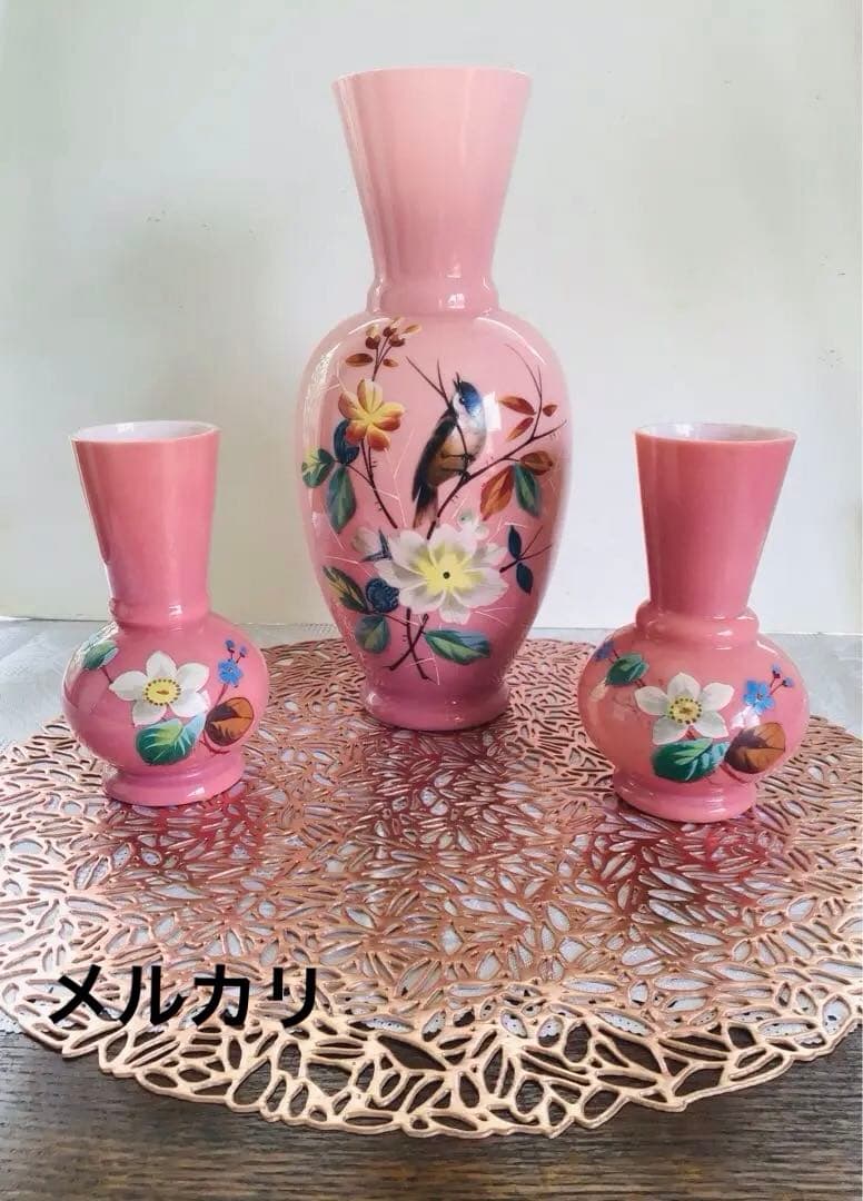 イギリスアンティーク、エナメル彩色のピンクのガラス花瓶セット