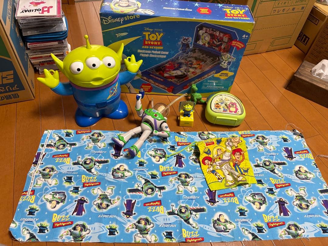 トイストーリー　バズライトイヤー ピンボール 時計 ハギレ等　まとめて
