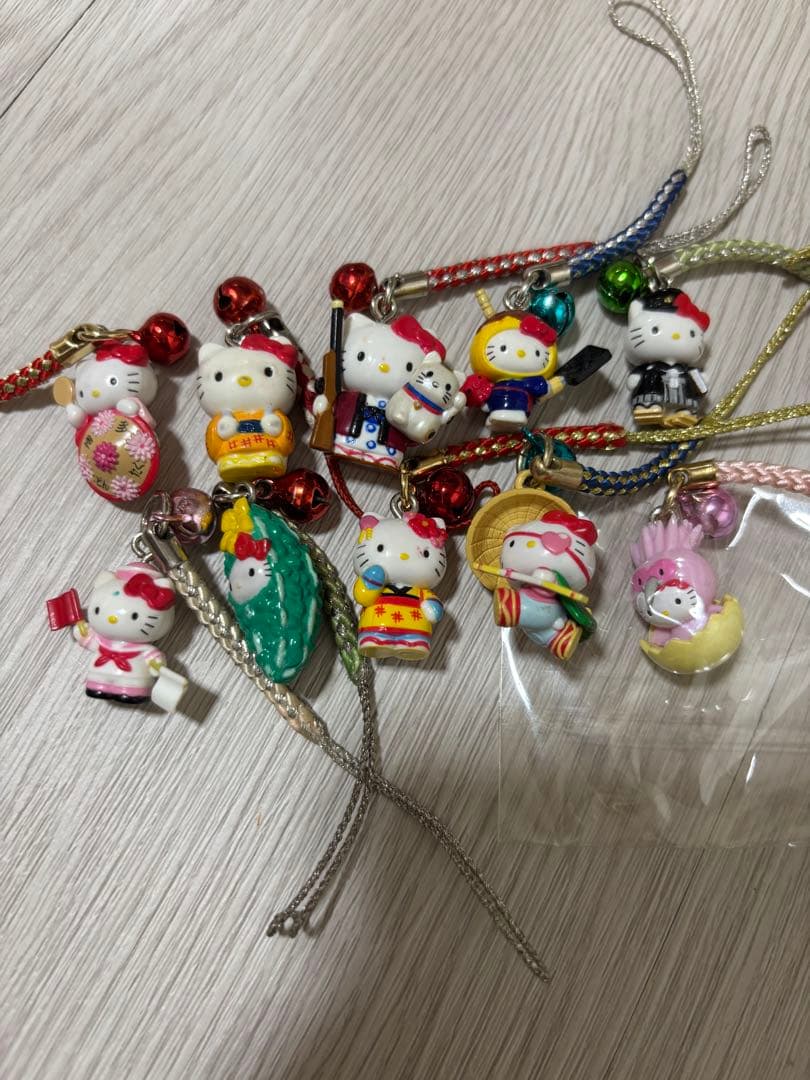 ご当地キティ 値付けまとめ売り ストラップ 、チャームセット 100個 値下げ中