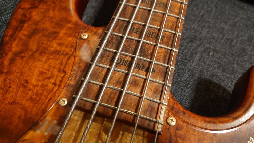 momose　custom 5弦ベース